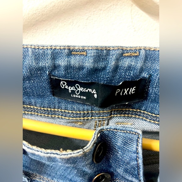 Pepe Jeans low waist double buttoned narrow fit jeans.. Waist - 30 inch - Picture 2 of 5